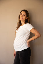 Cargar imagen en el visor de la galería, T-shirt Básica manga corta blanca | Ropa de maternidad