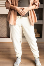 Cargar imagen en el visor de la galería, Jogger KOS Crema | Pantalones de maternidad