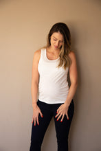 Cargar imagen en el visor de la galería, T-shirt Básica manga sisa Blanca | Ropa de maternidad