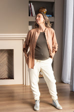 Cargar imagen en el visor de la galería, Jogger KOS Crema | Pantalones de maternidad