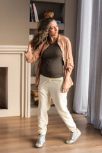 Cargar imagen en el visor de la galería, Jogger KOS Crema | Pantalones de maternidad
