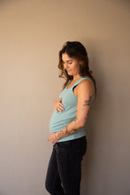 Cargar imagen en el visor de la galería, T-shirt Básica manga sisa verde | Ropa de maternidad