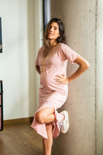 Cargar imagen en el visor de la galería, Vestido Lucy Rayas Rosa Pastel | Vestidos de maternidad