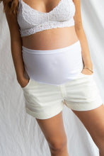 Cargar imagen en el visor de la galería, Short Maca blanco | Ropa de maternidad