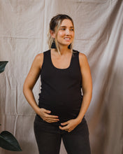 Cargar imagen en el visor de la galería, T-shirt Básica manga sisa negra | Ropa de maternidad