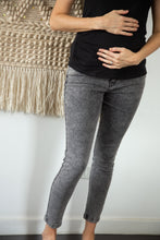 Cargar imagen en el visor de la galería, Jean Gris Galaxy | Jeans de maternidad