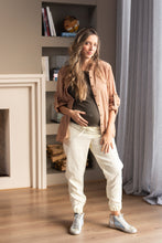 Cargar imagen en el visor de la galería, Jogger KOS Crema | Pantalones de maternidad
