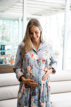 Cargar imagen en el visor de la galería, Pijama Ninfa Azul Flores Rosadas | Ropa de maternidad
